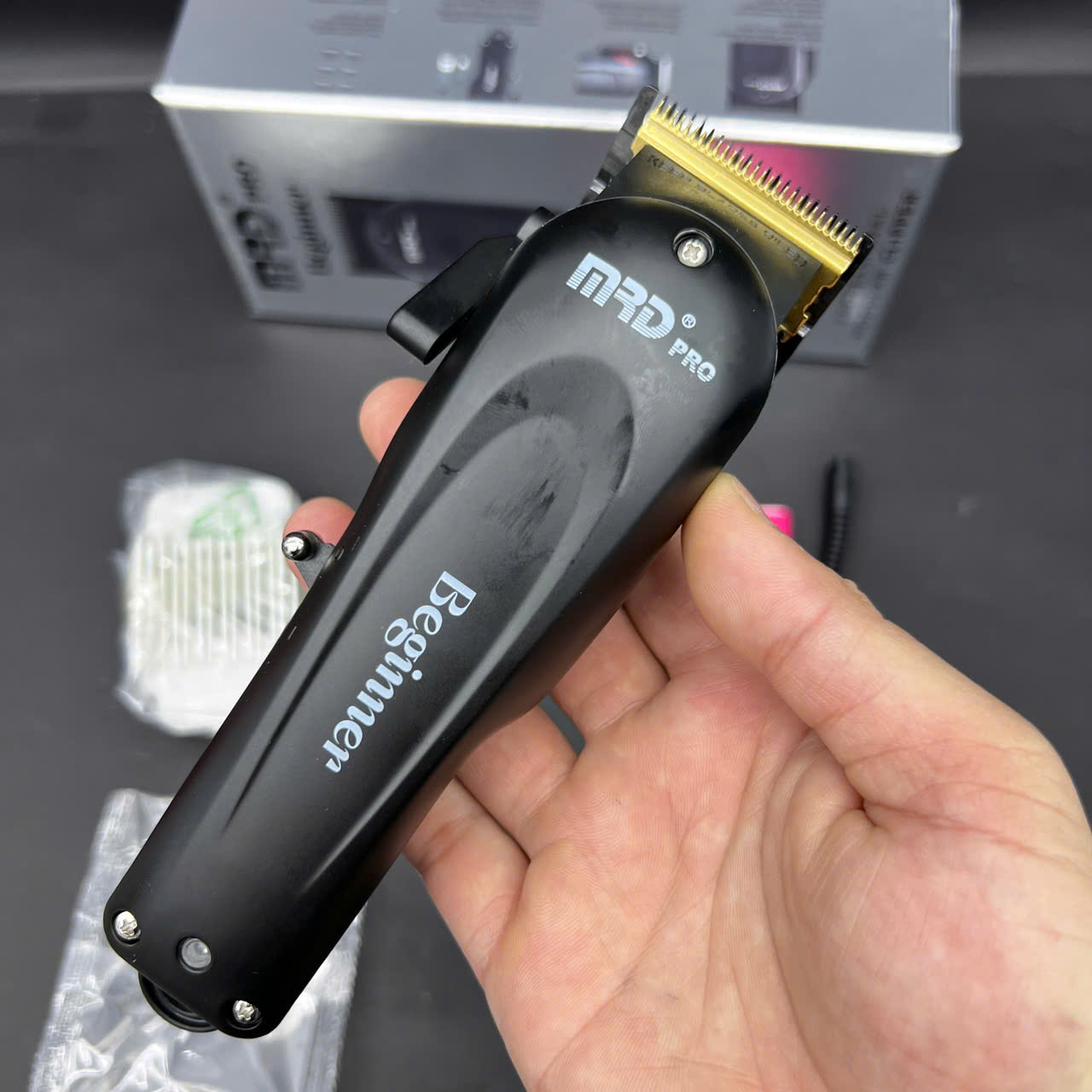 HC-3969-2 Professional Hair Clipper – Sharp Blade, Long Battery Life, Ultra-Smooth Operation - Image 4